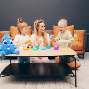 играющие дети и взрослый