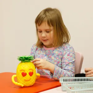 играющий ребенок