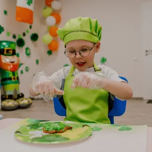 играющий ребенок