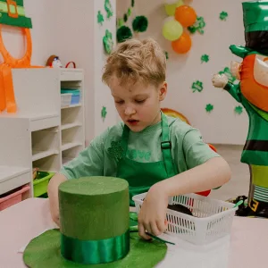 играющий ребенок